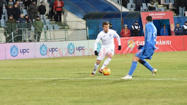Olivian Surugiu (la minge) a reușit un gol superb cu Dacia Unirea Brăila (foto: csuc.ro)