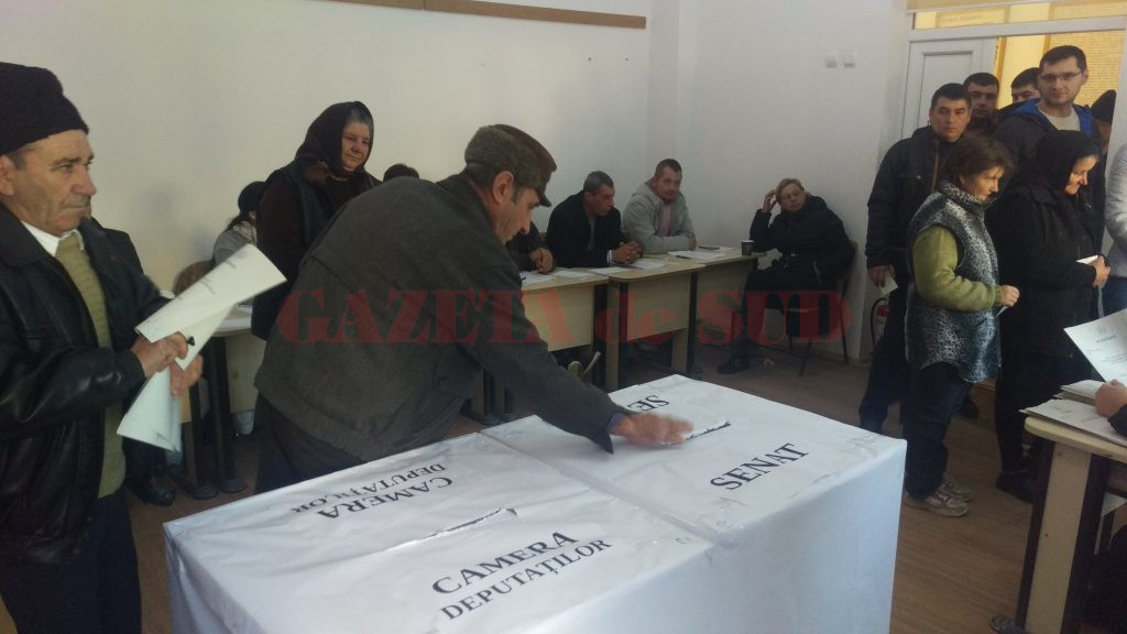 Aglomeraţie la Secţia de vot din Dăbuleni (Foto: Marian Apipie)