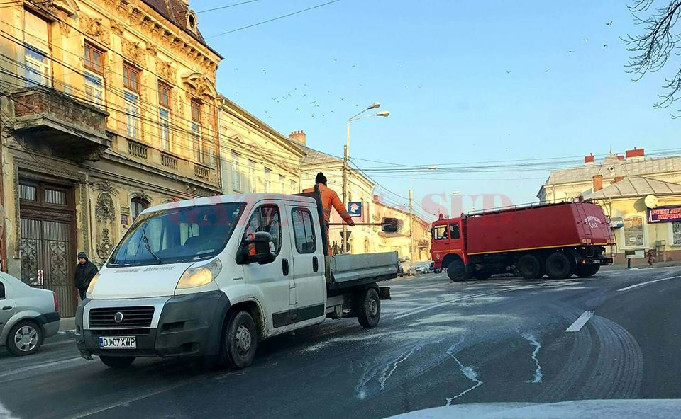 Angajații de la Salubritate aruncă antiderapant (Foto; Bogdan Grosu)