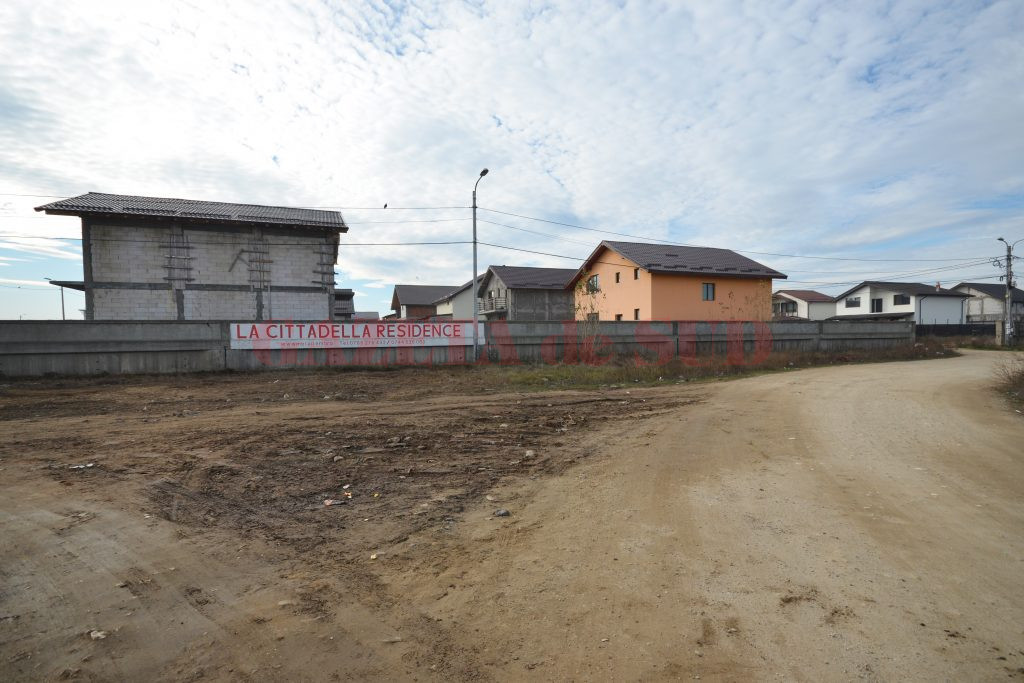 Cartierul de locuințe cu cele trei străzi, dintre care doar două au utilități (Foto: Bogdan Grosu)