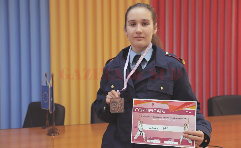 Cezara Vlad, elevă a Colegiului Militar „Tudor Vladimirescu“ din Craiova, medaliată la Campionatul european de karate tradițional din Slovenia (Foto: Lucian Anghel)