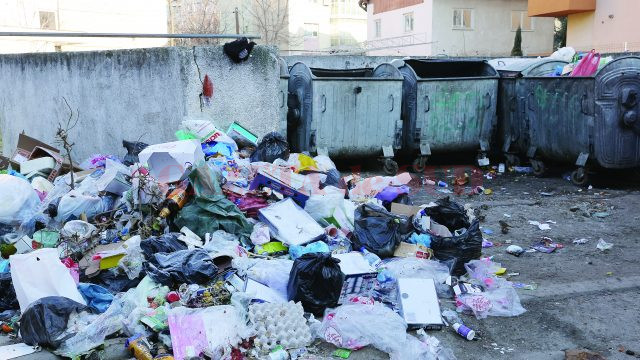 Platformă din cartierul Brazda lui Novac, unde ieri-dimineață rămăsese neridicat gunoiul suplimentar (Foto: Lucian Anghel)