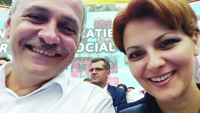 Dragnea şi Vasilescu şi-au făcut un selfie la Centrul Multifuncţional din Craiova, unde a avut loc conferinţa din iulie 2015 în care a fost aleasă conducerea PSD Dolj (Foto: pagina de facebook a Liei Olguţa Vasilescu)