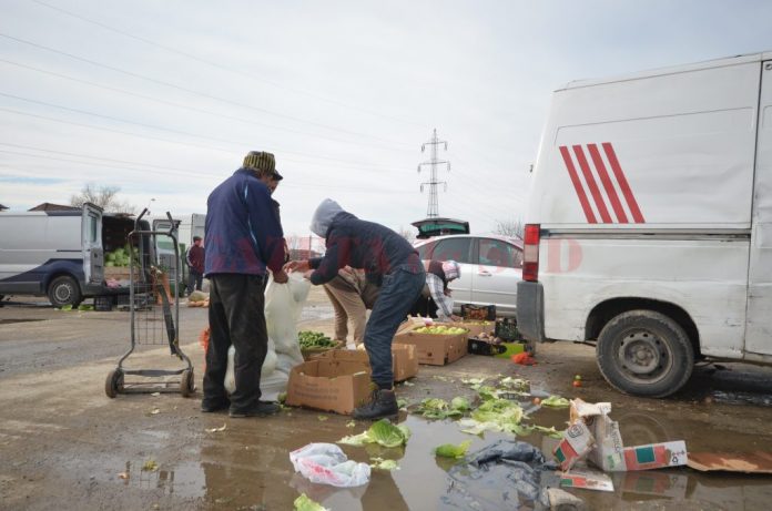 În Târgul Municipal Craiova, comercianții de legume și fructe sunt taxați mai scump decât cei de haine second-hand