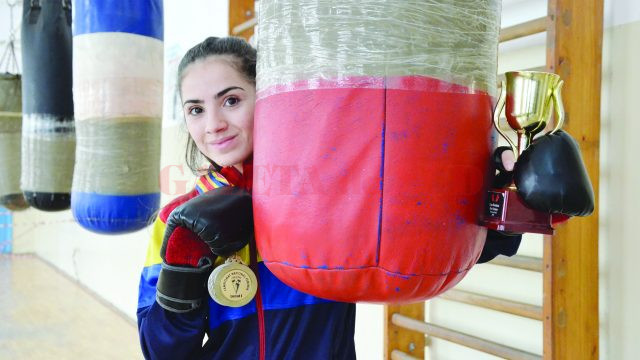 Cristina Băran a împlinit ieri 17 ani. Nu şi-a luat liber la antrenament pentru că are planuri mari în 2017: vrea să ajungă la europene şi mondiale şi să-şi apere cele trei titluri de campioană naţională. (Foto: Alexandru Vîrtosu)