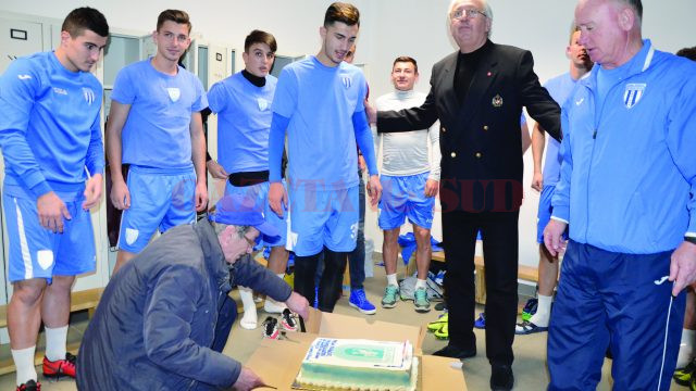 Andrei Ivan a fost surprins plăcut de oficialii clubului şi de colegi, care i-au dăruit un tort şi i-au cântat „La mulţi ani!“ (Foto: Alexandru Vîrtosu)