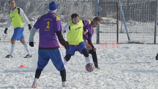 Podărenii (tricouri mov) au câștigat la pas primul joc amical al iernii (foto: Alexandru Vîrtosu)