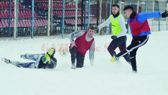 Jucătorii lui ACS Podari s-au dezmorțit la un fotbal pe zăpadă (Foto: Alexandru Vîrtosu)