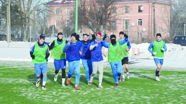 Jucătorii echipei secunde a CS Universitatea Craiova s-au bucurat pentru reluarea antrenamentelor (Foto: Alexandru Vîrtosu)