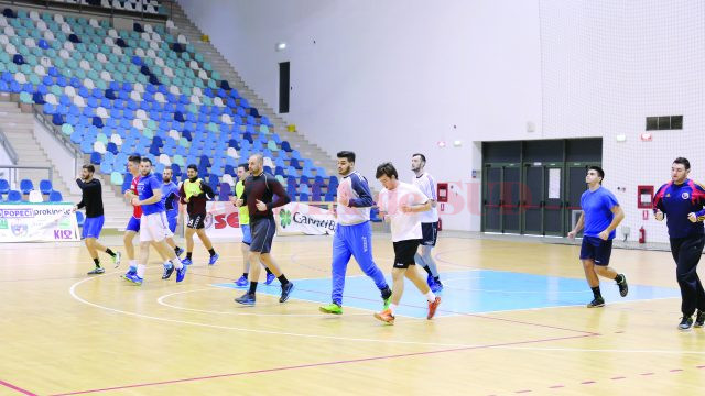 Handbaliştii de la CS Universitatea au efectuat primele antrenamente din 2017 în Sala Polivalentă (Foto: Lucian Anghel)