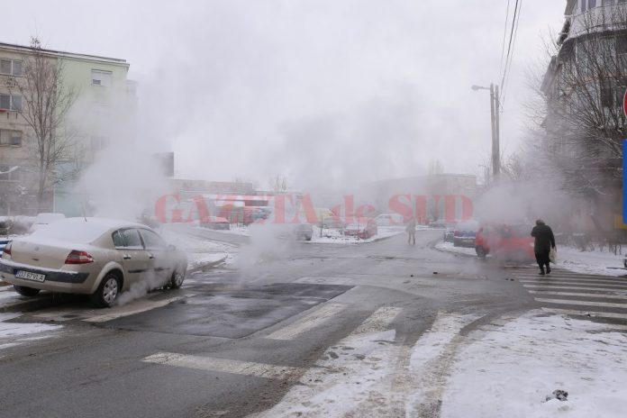 Din gurile de canal din intersecţia străzii I. D. Sîrbu cu Vântului ieşea fără încetare abur (Foto: Lucian Anghel)