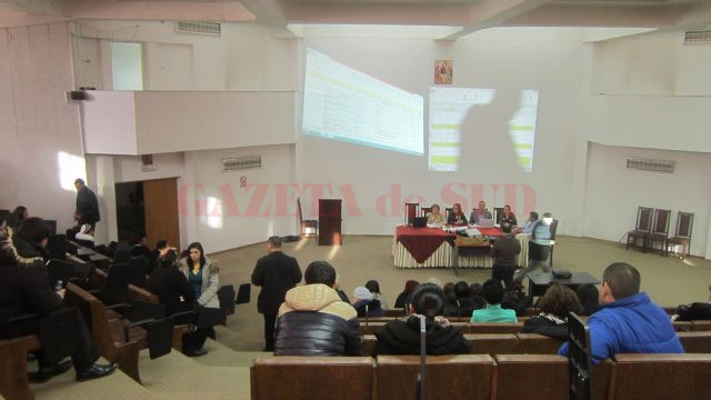 Cadre didactice prezente la ședința publică organizată ieri în amfitearul Inspectoratului Școlar Județean Dolj (Foto: Carmen Rusan)