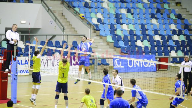 Jucătorii craioveni (în albastru) nu vor să mai facă paşi greşiţi în campionat (Foto: arhiva GdS)