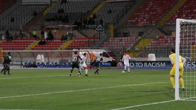 Andrei Ivan (la minge) a făcut diferența în meciul cu St. Gallen (foto: csuc.ro)