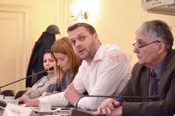 Radu Mihai Ghinea (centru)