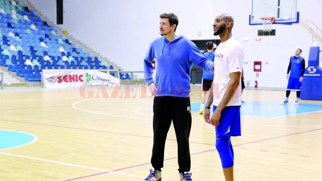 Odată cu revenirea  lui Travis Bureau (dreapta),  antrenorul Vladimir  Vuksanovic are mai multe soluţii să redreseze jocul echipei (Foto: Lucian Anghel)