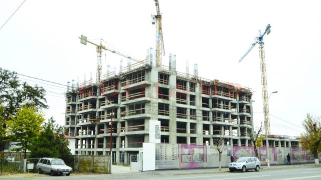 La cartierul de locuințe de pe strada Caracal nu s-au putut finaliza, în doi ani, nici măcar 250 de apartamente, din totalul de 1.850 (Foto: GdS)