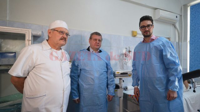 Prof. univ. dr. Nicolae Cernea, şeful Secţiei de Obstetrică-Ginecologie a SJU (stânga) alături de reprezentanții companiei Hella (Foto: Bogdan Grosu)