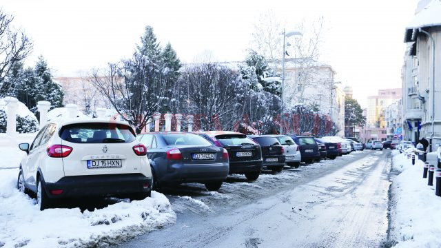 Parcări cu plată vor mai fi şi în fața Prefecturii (Foto: Bogdan Grosu)