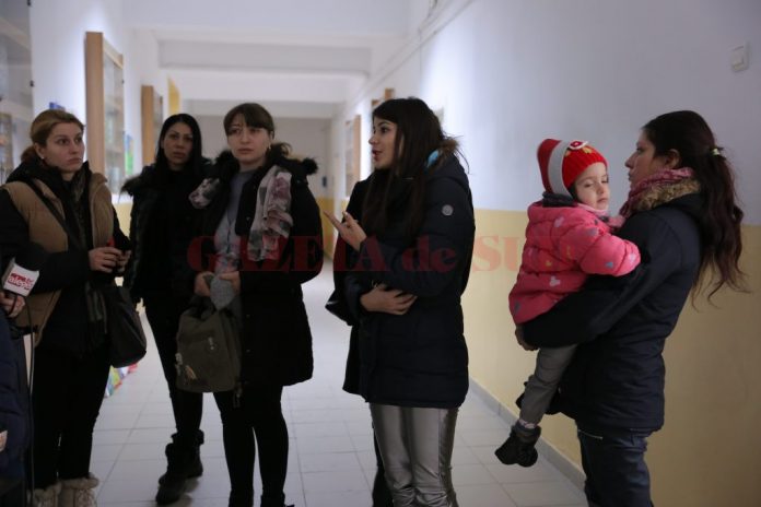 Unii dintre părinții care solicită schimbarea profesoarei de la clasa a II-a C au precizat că singura soluție care li s-a oferit până acum a fost să aducă copiii la școală (Foto: Lucian Anghel)