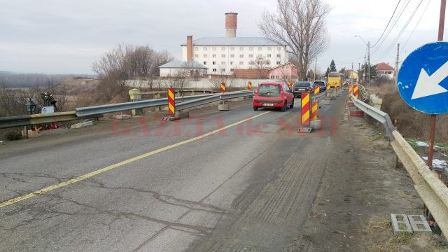 Pe podul de la Malu Mare se va circula cu restricţii până în septembrie 2017, când ar trebui să se finalizeze lucrările de reabilitare, potrivit DRDP Craiova