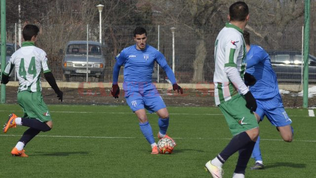 Marius Briceag (la minge) a evoluat la echipa a doua în meciul cu Voința Saele (Foto: Alexandru Vîrtosu)