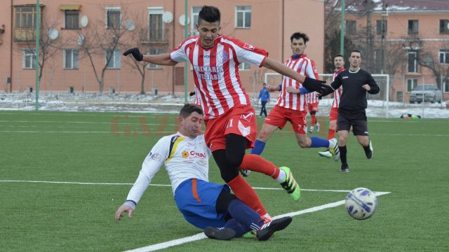 Borneci (în roşu) şi colegii săi au făcut un meci bun în compania celor de la Segarcea (Foto: Alexandru Vîrtosu)