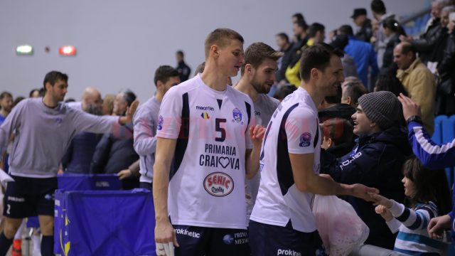 Jucătorii craioveni au sărbătorit alături de suporteri a 14-a victorie în campionat