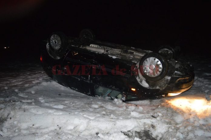 După ce a lovit și accidentat mortal femeia de 69 de ani, Opelul condus de Piciu s-a răsturnat în afara șoselei