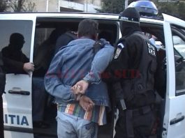 Bărbați arestați după ce au ridicat de la curier un colet cu droguri din Olanda