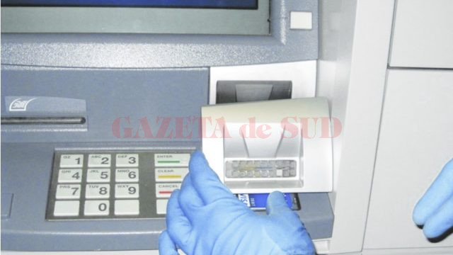 Cei doi bulgari au fost acuzați că au montat un dispozitiv pentru copierea datelor cardurilor de credit pe un bancomat din Craiova