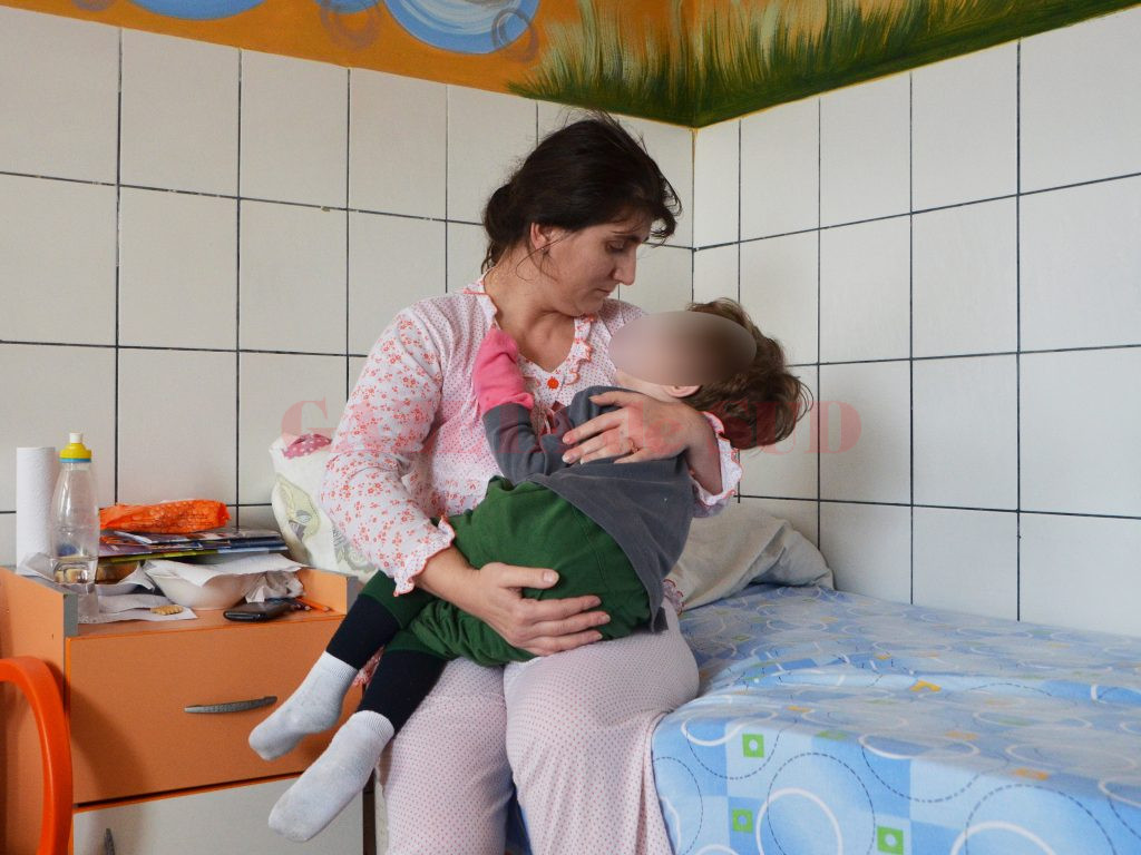 Părinţi din toată Oltenia vin cu copiii la Oncopediatria din Craiova (Foto: Bogdan Grosu)