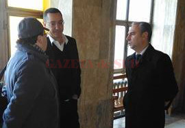 Victor Ponta a fost însoţit la Tribunal de Alecu Drăgoi, membru PSD, şi de Ciprian Florescu, vicepreşedinte CJ Gorj (dreapta)