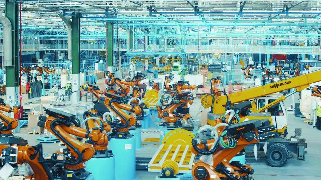 Ford anunță că instalează în uzina de la Craiova încă 190 de roboți industriali, care vor fi folosiți la fabricarea noului model EcoSport. Roboții sunt folosiți pentrru suduri.