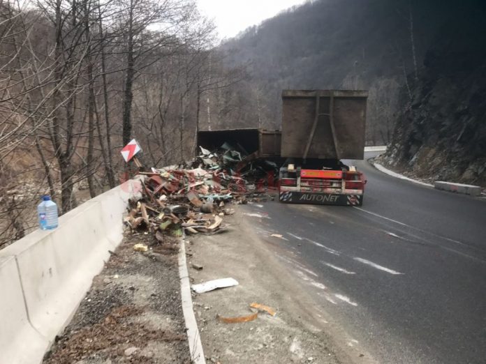 Tirul a blocat traficul rutier pe un sens
