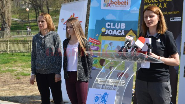 Alina Ionescu (foto dreapta), directorul DJST Dolj, alături de antrenoarea Mihaela Neacșu (stânga) și atleta Miruna Paraschiv au vorbit despre Crosul Primăverii în cadrul unei conferință de presă organizată în Parcul „Nicolae Romanescu” (foto: Bogdan Grosu)
