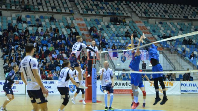 Jucătorii craioveni (în alb) au obţinut o victorie de trei puncte cu Steaua (foto: Daniela Mitroi-Ochea)