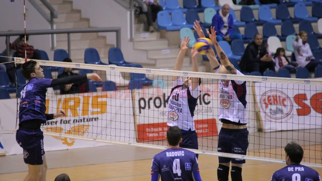 Craiovenii (în dreapta) au suferit prima înfrângere din acest sezon pe teren propriu (foto: Lucian Anghel)