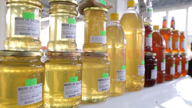 Un kilogram de miere de salcâm se comercializa în Piaţa Centrală din Craiova cu 30 de lei (Foto: Lucian Anghel)