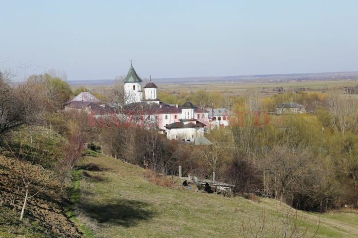 Sfânta Mănăstire Brâncoveni este ascunsă privirii de un deal abrupt, singuratică şi maiestuoasă (Foto: Lucian Anghel)