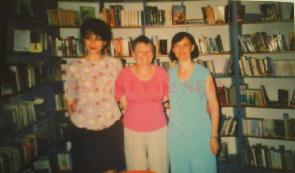 Secţia Engleză, cu d-na Patt (donatoare de carte engleză) şi Elena Vlădescu anul 2004
