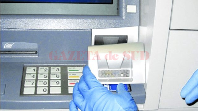 Anchetatorii au reținut că inculpatul a montat dispozitive pentru capturarea cardurilor de credit pe mai multe bancomate din Craiova și alte orașe din țară
