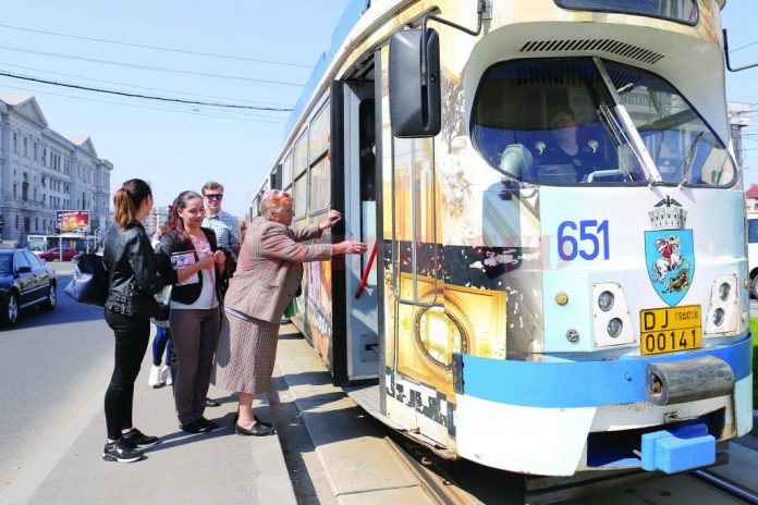 calatorii urca greu in tramvai net