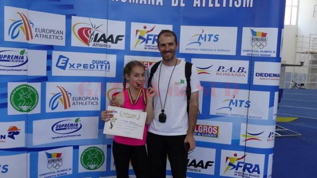Antrenorul Mircea Alexandrescu alături de sportiva sa, Adina Băcanu, dublu medaliată la această competiţie