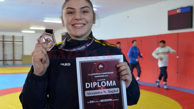 Alexandra Anghel prezintă cu mândrie medalia cucerită la Europene (foto: Bogdan Grosu)