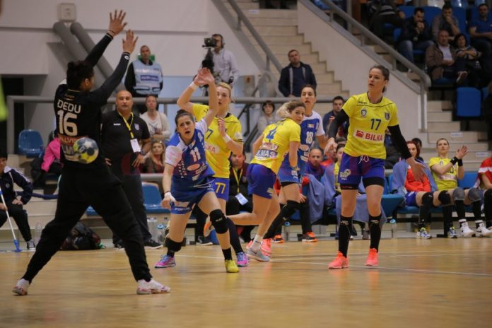IMG_0686 Ana Maria Apipie (în albastru) şi colegele sale au încheiat cu victorie meciurile de pe teren propriu din acest sezon al Ligii Naţionale (foto: Bogdan Grosu)