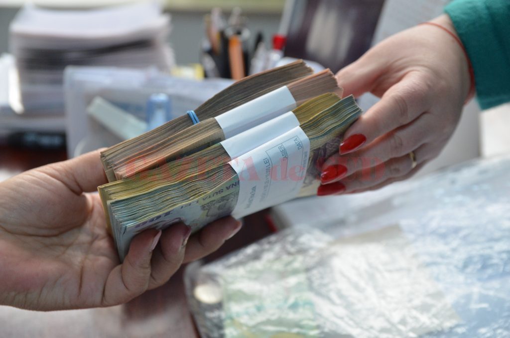 Ce mai fac doljenii în pandemie: economisesc și/sau se împrumută