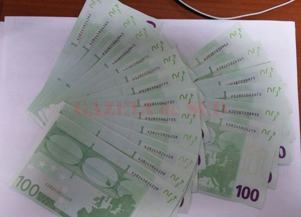 Polițiștii de frontieră au găsit în mașina unui cetățean bulgar suma de 2.000 de euro, în bancnote de 100 de euro falsificate.