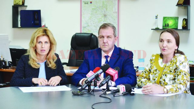 Reprezentanții Inspectoratului Școlar Județean Dolj au anunțat că școlile cu promovabilitate sub 20% la simularea  examenelor naționale vor intra în monitorizare (Foto: Bogdan Grosu)