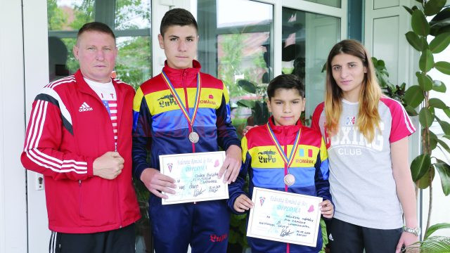 Antrenorii Ion Dragomir şi Dora Mustăţea, alături de cei doi medaliaţi de la SCM, Minuș Miclescu (dreapta) și Bogdan Cosacu (Foto: Lucian Anghel)